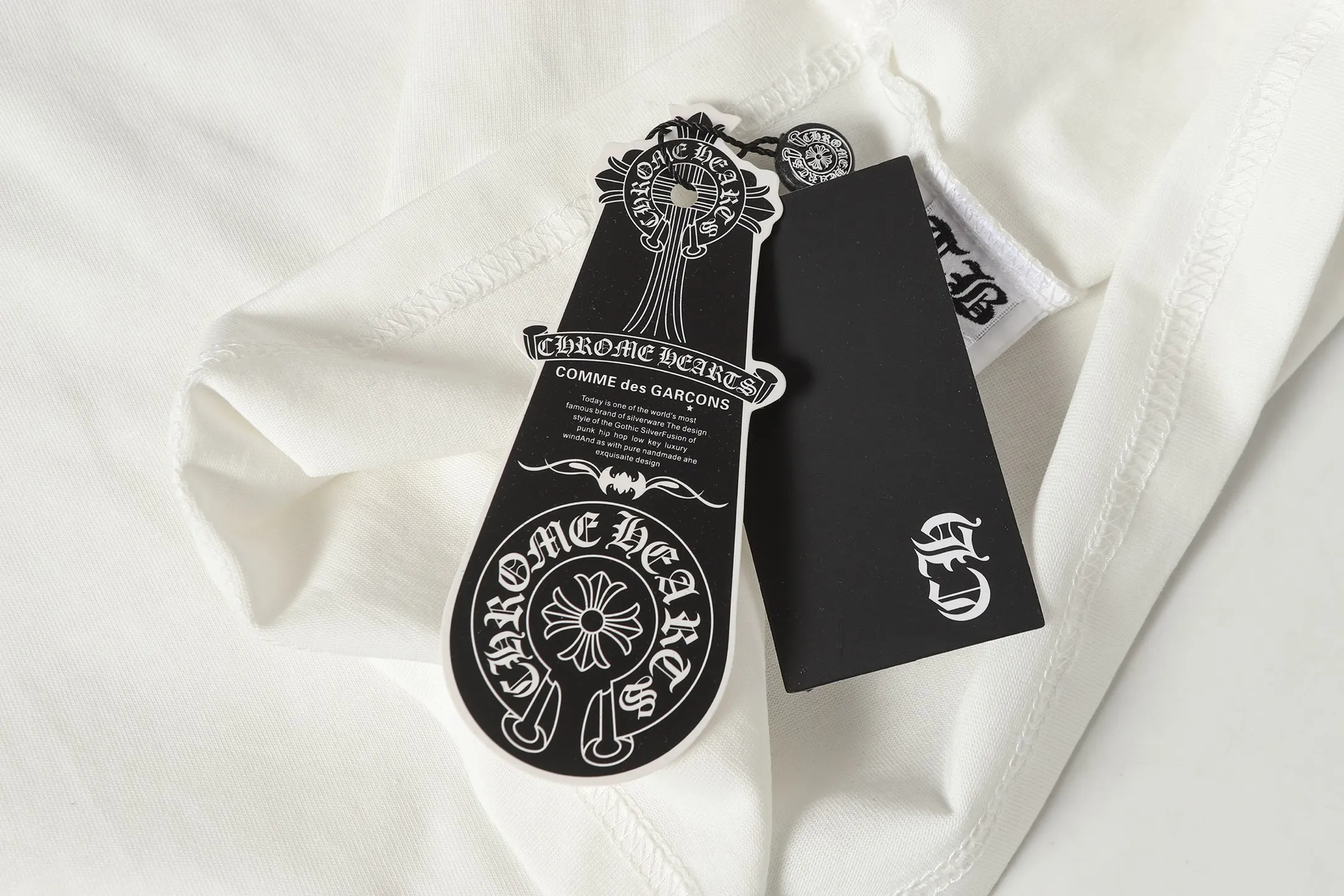 P150 Chrome Hearts CH Chrome Hearts colorful horseshoe Sanskrit city limited letter printed short-sleeved T-shirt Printed with direct injection imported machine Hardware and accessories are all milled and customized Correctly configured Black 2025 Chrome Hearts authentic packaging 260 grams of custom-dyed double yarn cotton Large version Loose and stylish Different from low version slim and long version The upper body stretches the hips 100% commitment: top quality Not fast food The highest version on the market Top quality - different from the ordinary versions on the market If you care about quality, you should also respect the price. Absolutely 0 after-sales service and 0 return rate so far. It’s hard not to love the style - 260g double yarn cotton custom dyed fabric - Correct high-density main mark, washed tag, hand-sewn